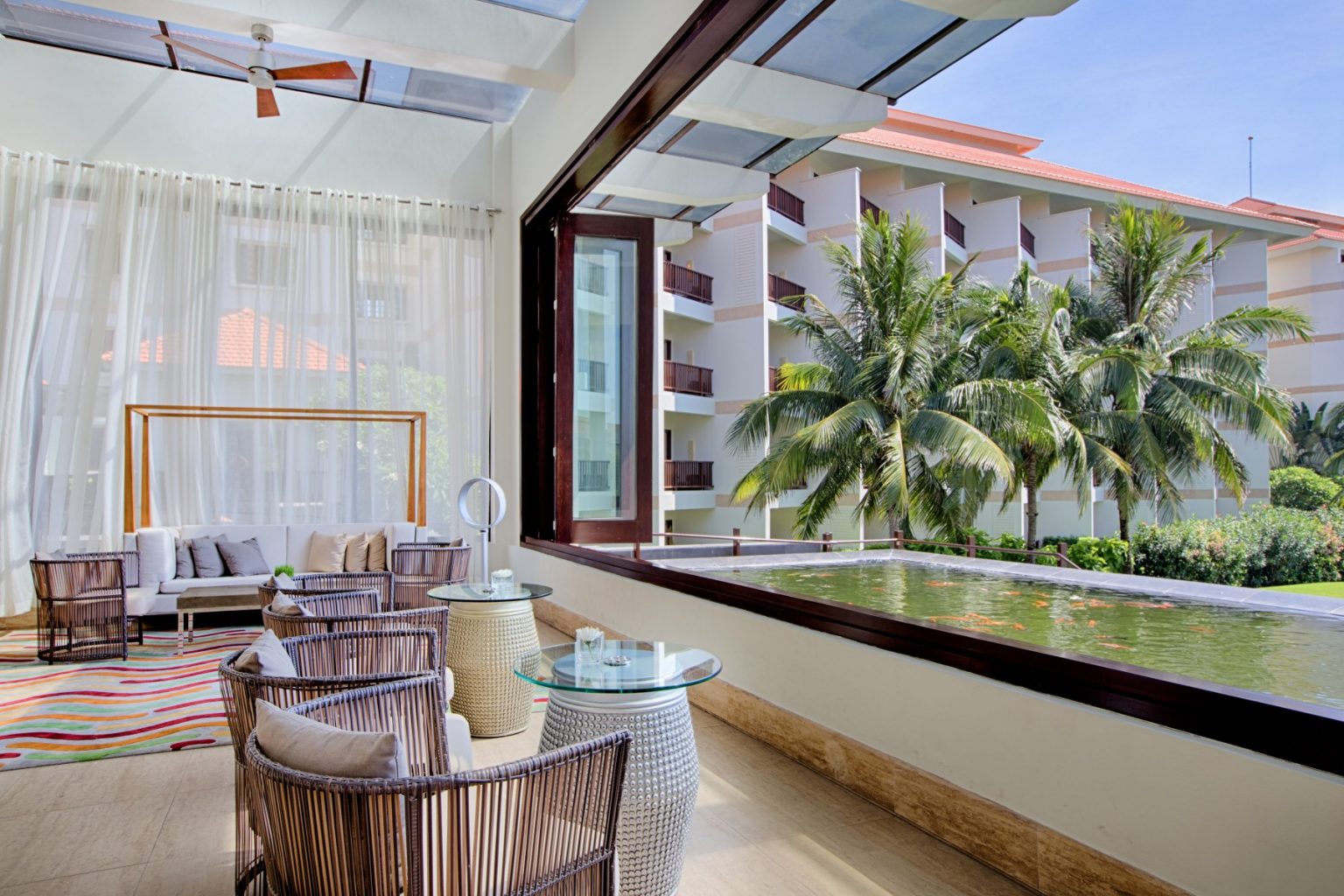 Infinity-Bar-Pullman-Danang-Beach-Resort-Best-Bar-In-Danang-1536x1024