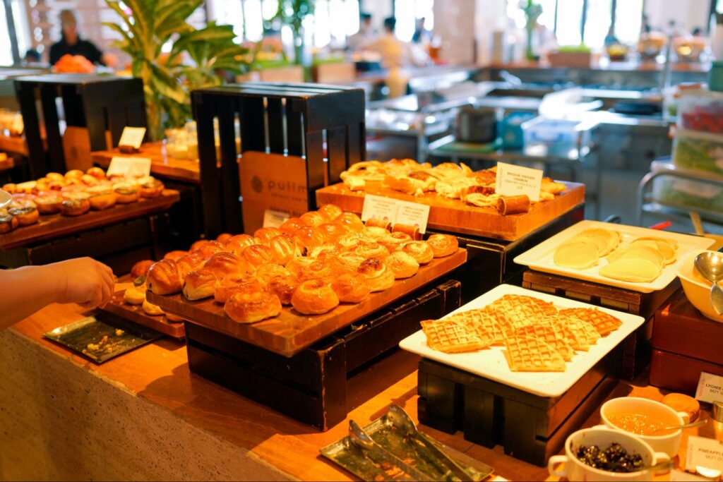 種類豊富なパン。子どもが大好きなパンケーキとワッフルも勢揃い。