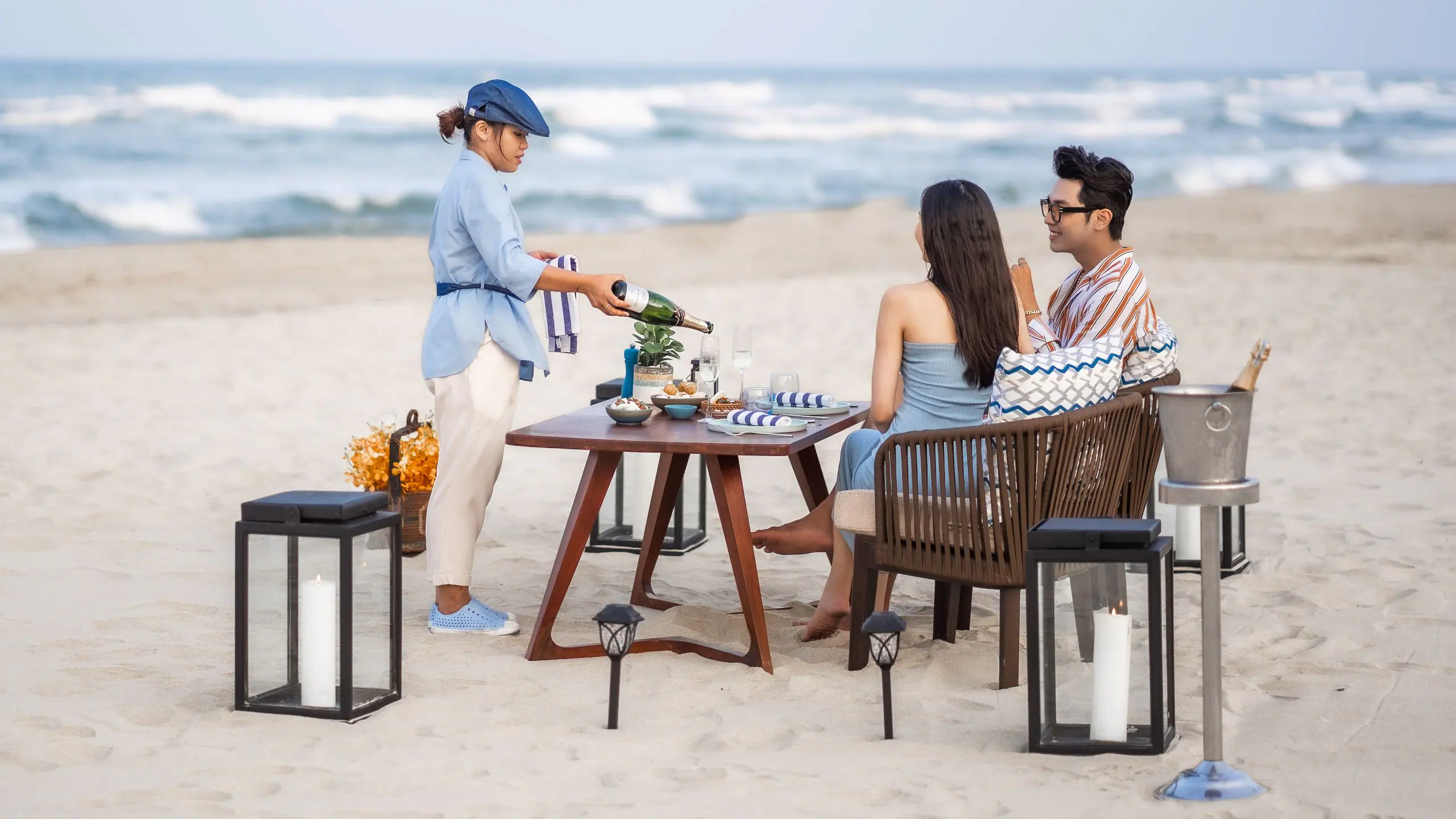 DANHR-P0800-Couple-Dinner-Beach-Champagne.16x9