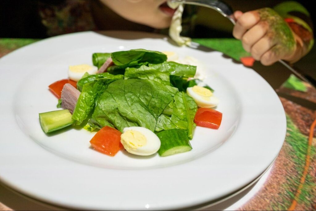 キッズ用のサラダ。葉物が入ったサラダをこの量食べられたのははじめてでした。