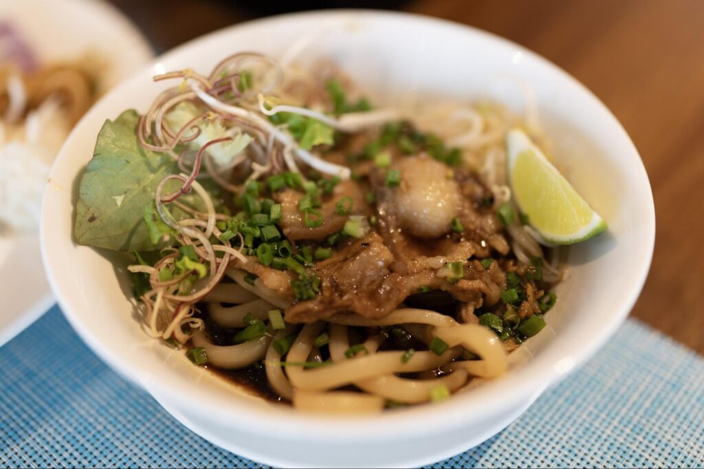 麺コーナーには珍しくホイアン名物カオラウ